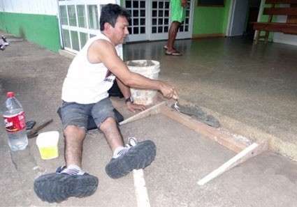 Revoltado com o descaso da Prefeitura, Samuel Guedes constrói rampa na Secretaria de Saúde de Juína - MT Foto: Marcelo Guedes/site Metropolitana FM 